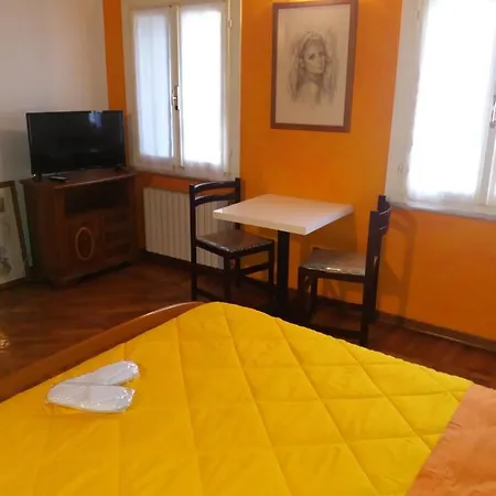 Couette-café R&b Un A Colori Ferrare